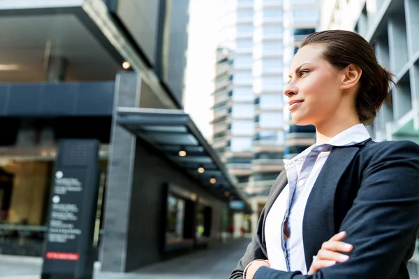 Portrait of business woman smiling outdoor — Stock Photo, Image