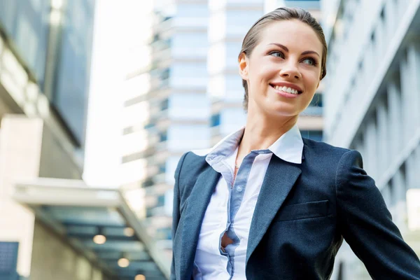 屋外で笑っているビジネス女性の肖像 — ストック写真