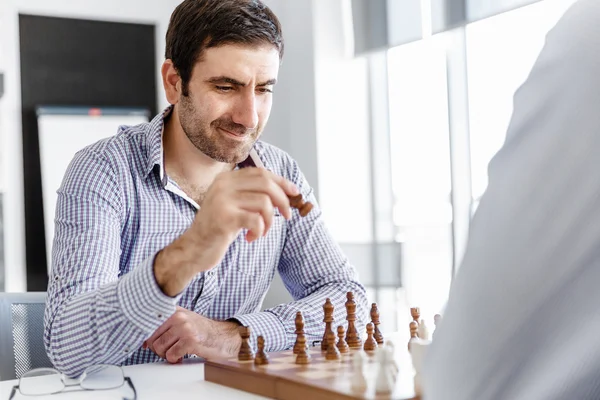 Porträt zweier junger Männer beim Schachspielen — Stockfoto