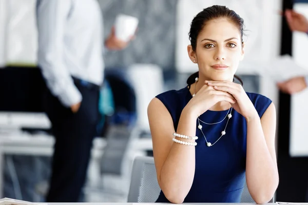 Aantrekkelijke kantoormedewerker aan het bureau — Stockfoto