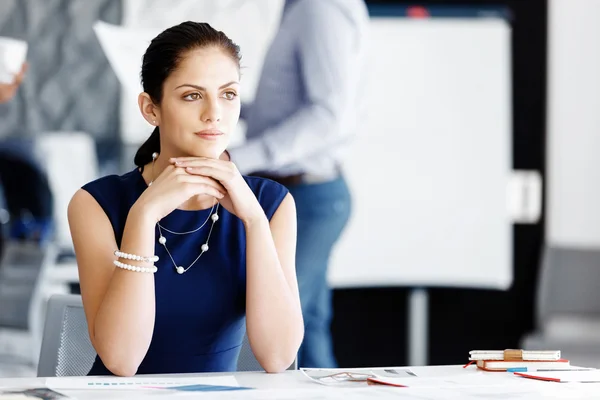 Aantrekkelijke kantoormedewerker aan het bureau — Stockfoto