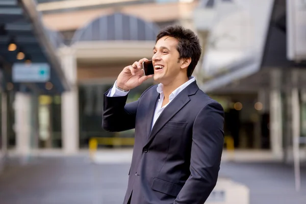 Retrato de empresário confiante com telefone celular ao ar livre — Fotografia de Stock