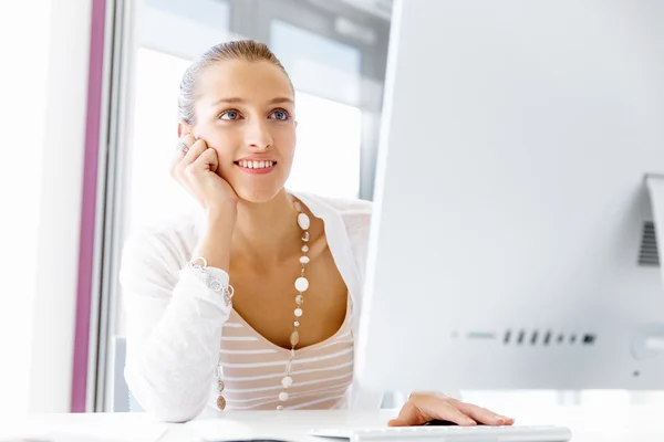 Aantrekkelijke kantoormedewerker aan het bureau — Stockfoto