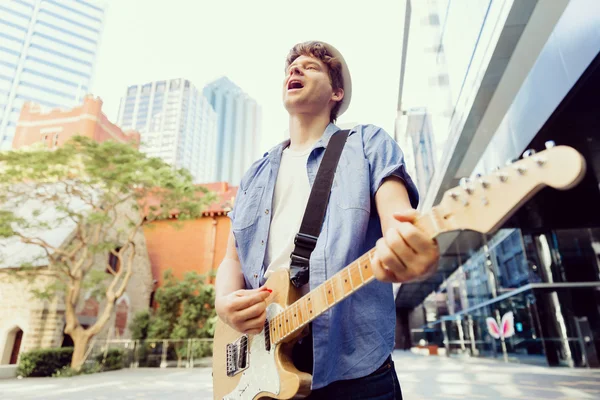 Junge Musikerin mit Gitarre in der Stadt — Stockfoto