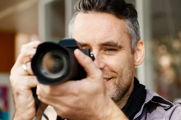 Fotógrafo masculino tomando fotos — Foto de Stock