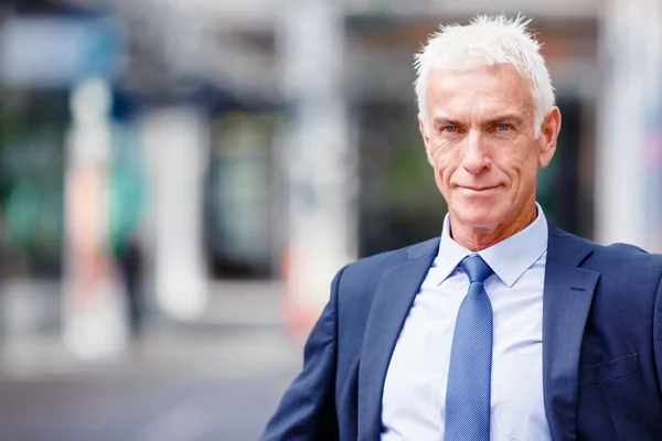 Retrato de empresario confiado al aire libre —  Fotos de Stock