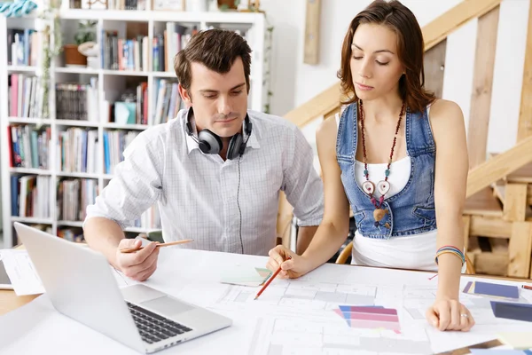 İki genç insan start-up takım