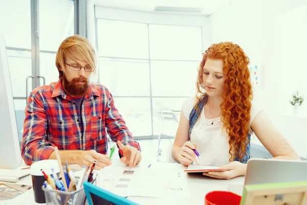 Mitarbeiter, die zusammenarbeiten — Stockfoto