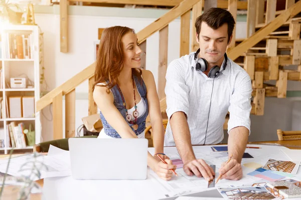 Start-up Team av två unga människor — Stockfoto