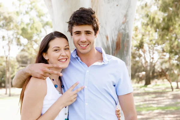 Jovem casal no parque comemorando — Fotografia de Stock