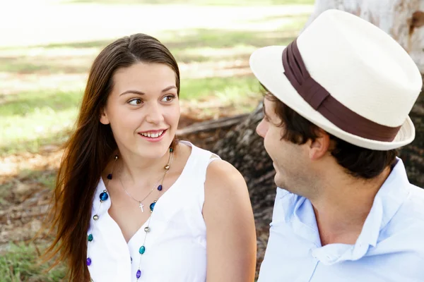 Pareja joven en el parque — Foto de Stock