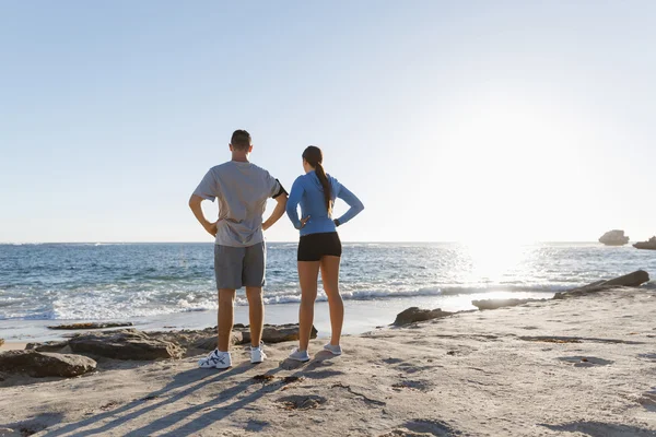 Jeune couple sur la plage d'entraînement ensemble — Photo