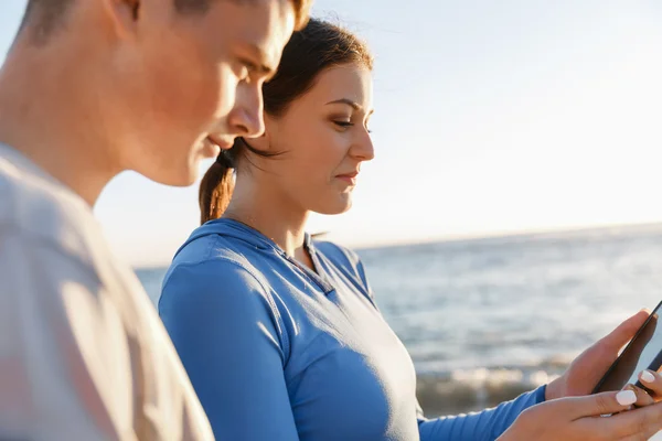 Jeune couple avec smartphones en plein air — Photo