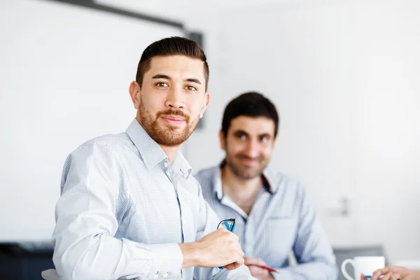 Gente de negocios en oficina moderna — Foto de Stock