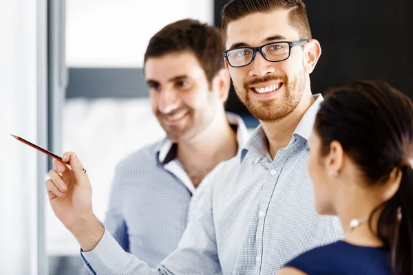 Les gens d'affaires dans le bureau moderne — Photo