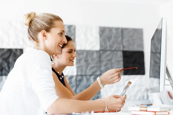 Twee vrouwelijke collega 's in functie — Stockfoto