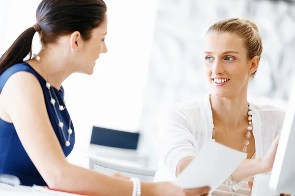 Twee vrouwelijke collega 's in functie — Stockfoto