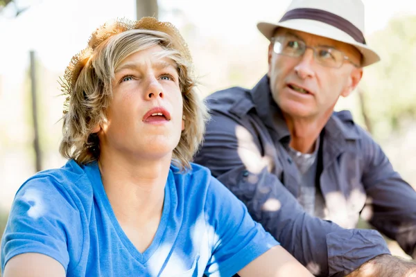 Father and son in vineyard — Stock Photo, Image