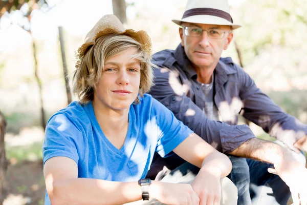 父亲和儿子在葡萄园 — 图库照片
