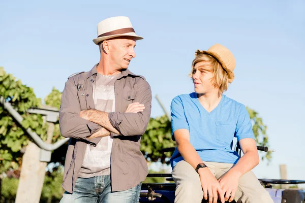 Father and son in vineyard — Stock Photo, Image