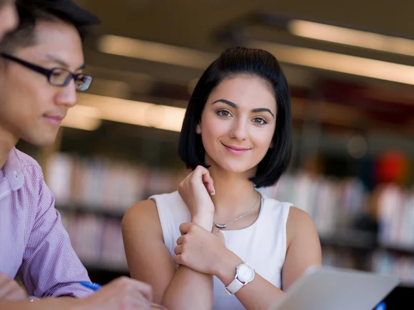 Groep van jonge studenten in de bibliotheek — Stockfoto