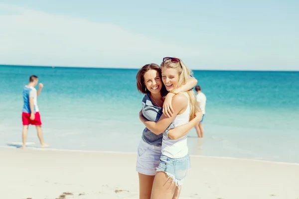 Donne amiche sulla spiaggia — Foto Stock