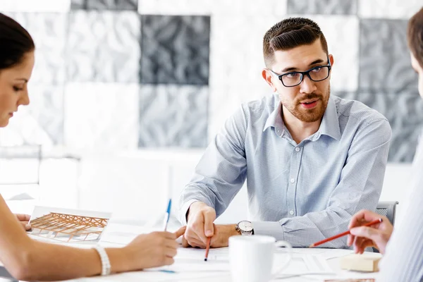 Affärsmän på modernt kontor — Stockfoto