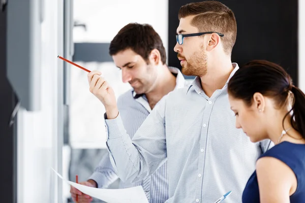 Les gens d'affaires dans le bureau moderne — Photo