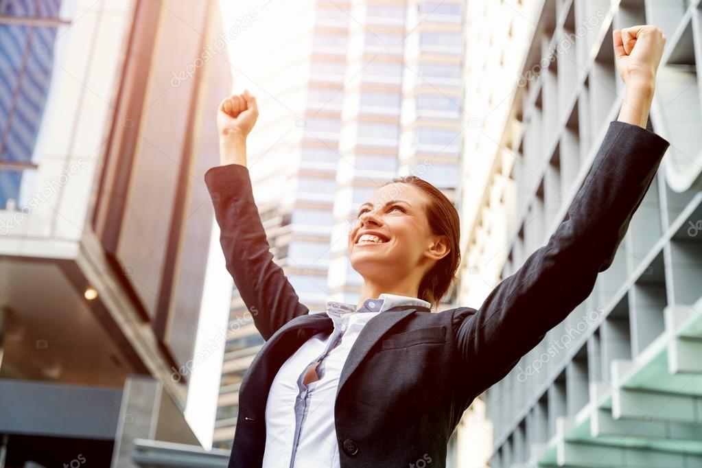Достижение амбициозных целей. Человек радостный. Достижение амбициозных целей. Радость достижения цели. Человек на лестнице в небо.