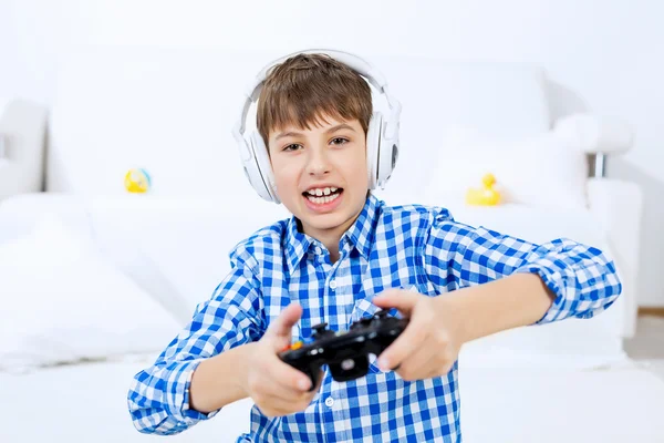 Niño jugando consola de juegos —  Fotos de Stock