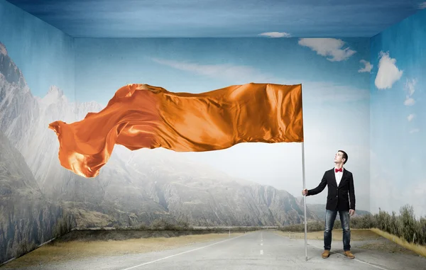 Man met zwaaien vlag — Stockfoto