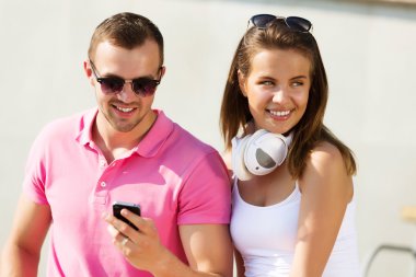 Güzel çift harcama hafta sonu açık havada