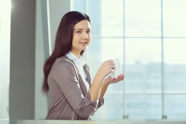 Çekici kadın ofis binası