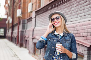 Sokakta yürüyen genç bir kadın