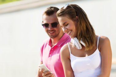 Güzel çift harcama hafta sonu açık havada