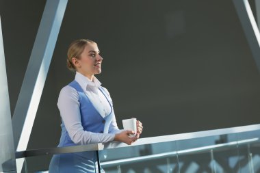 Çekici kadın ofis binası