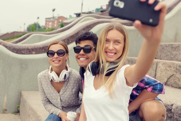 Make selfie photos with friends — Stock Photo, Image