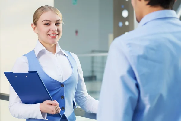 Menschen im Haus unterhalten sich — Stockfoto