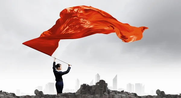 Mujer ondeando bandera roja —  Fotos de Stock