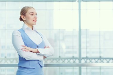 Çekici kadın ofis binası