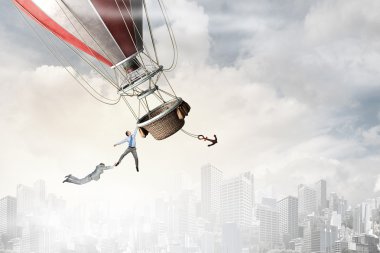 Kadın ve aerostat üzerinde uçan adam