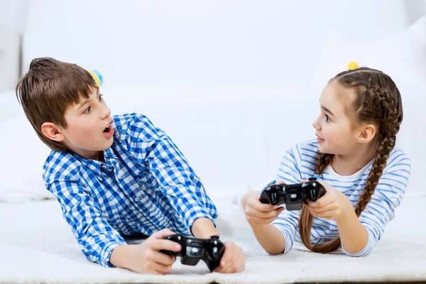 Crianças jogando console de jogo — Fotografia de Stock