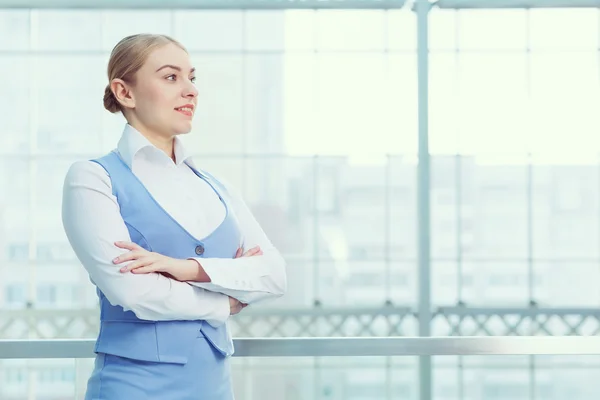 Attrayant femme dans l'immeuble de bureaux — Photo