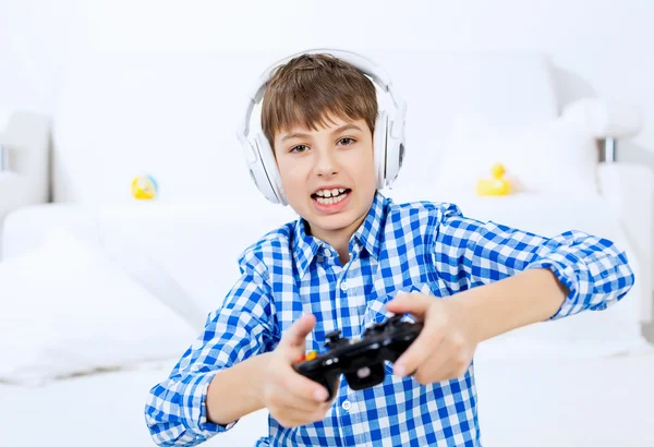 Niño jugando consola de juegos —  Fotos de Stock