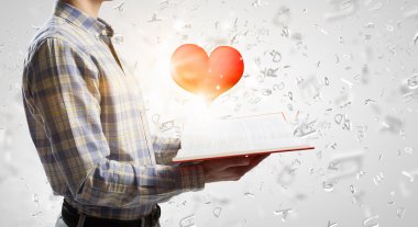 Adam okuma kırmızı kitap