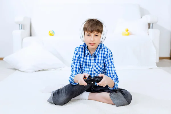 Junge spielt Spielkonsole — Stockfoto