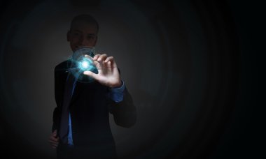 Modern teknolojileri kullanan insanlar.