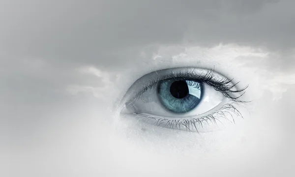 Жіноче око в небі — стокове фото