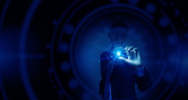 Modern teknolojileri kullanan insanlar.