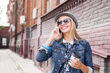 Sokakta yürüyen genç bir kadın